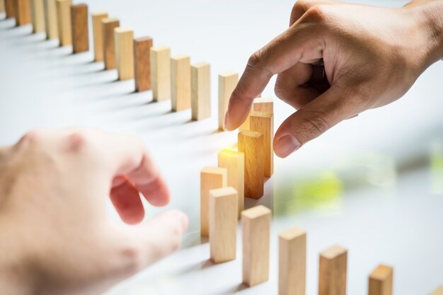 Coloque una línea de bloque de madera Equipo de negocios resolver un problema