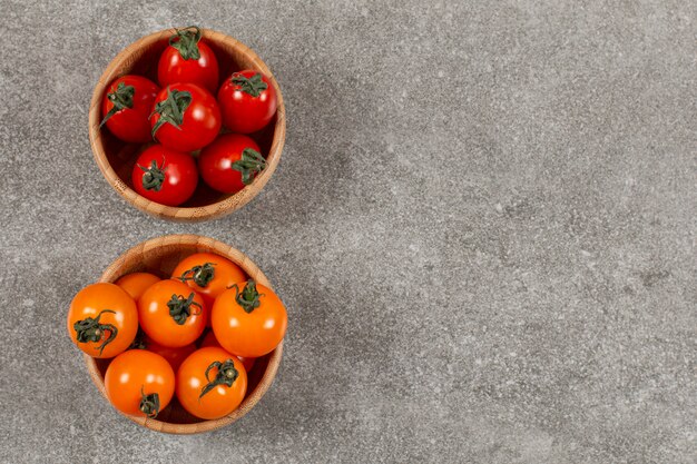 Color separado. Tomates cherry verdes y amarillos.