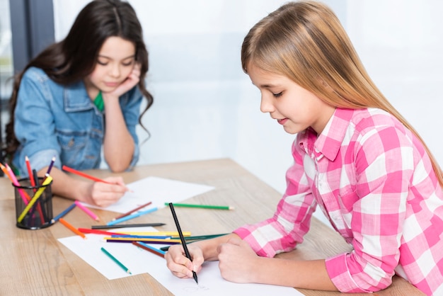 Foto gratuita colorear chicas jóvenes de ángulo