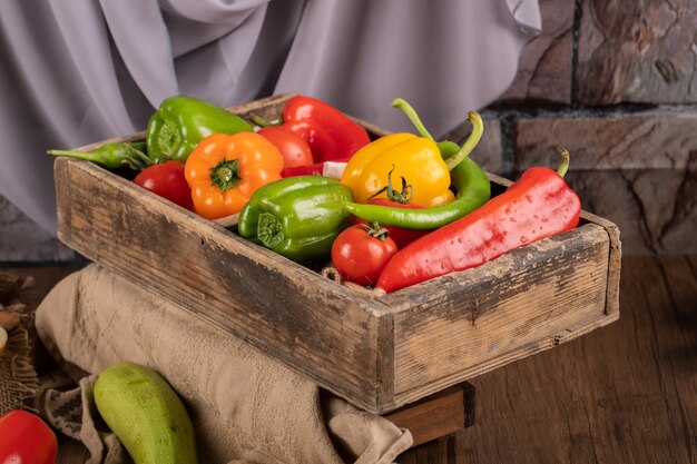 Coloree los chiles en un recipiente de madera