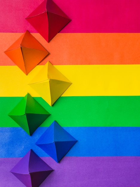 Foto gratuita colores lgbt y origami de papel.