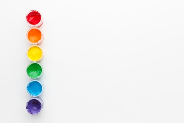 Colores del orgullo del arco iris de témpera y espacio de copia
