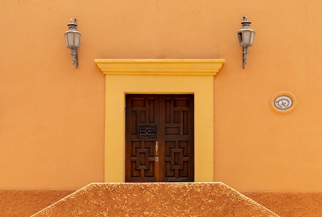 Colorida arquitectura mexicana y paisaje urbano.