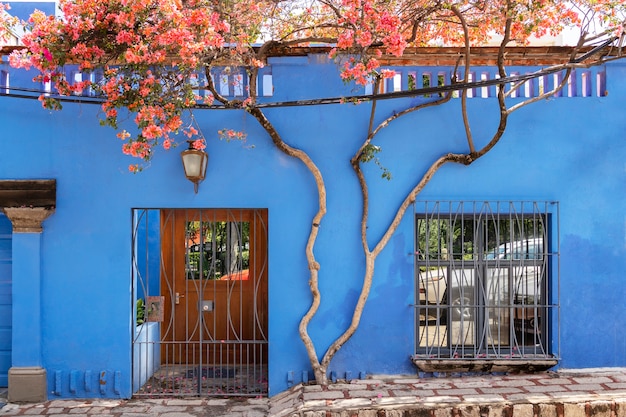 Colorida arquitectura mexicana y paisaje urbano.