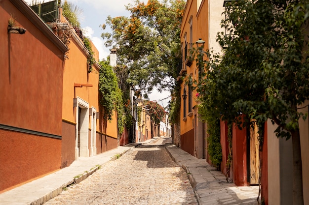 Colorida arquitectura mexicana y paisaje urbano.