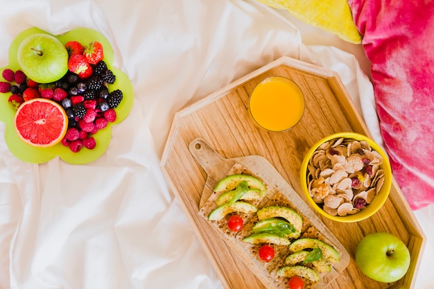 Colorida comida de la mañana llena de vitaminas