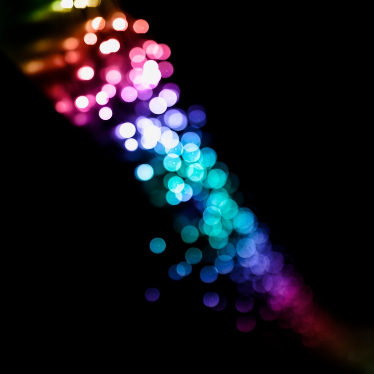 Foto gratuito la colorida luz navideña contra un fondo negro