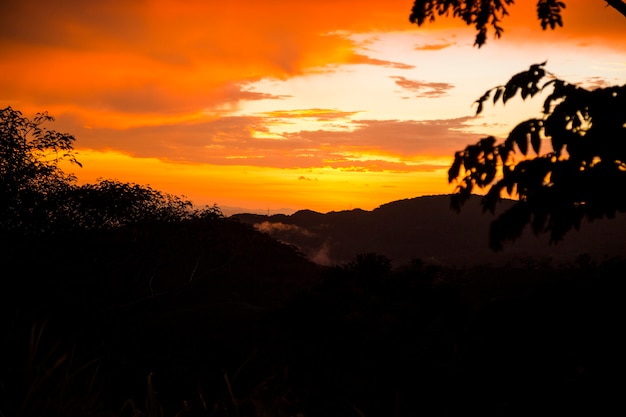 Colorida puesta de sol sobre las colinas de montaña