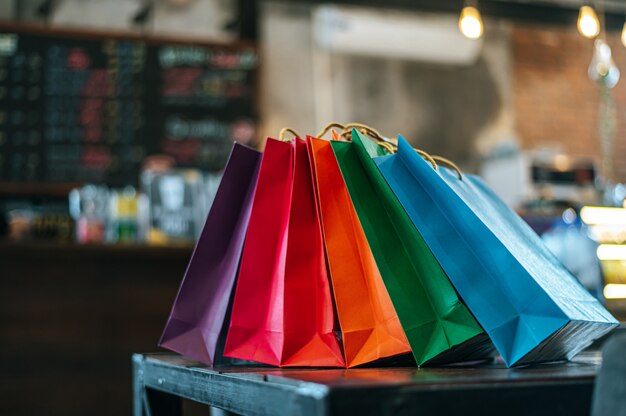 Coloridas bolsas de papel colocadas sobre la mesa