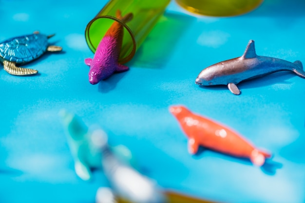 Coloridas y brillantes figuras de animales en miniatura