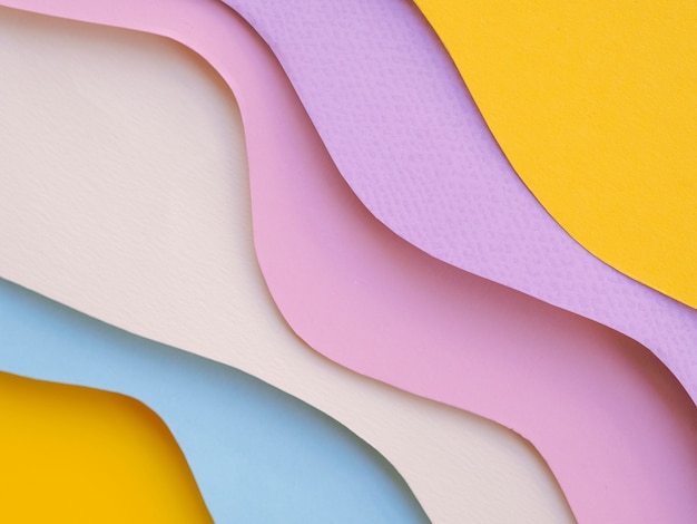Coloridas capas de ondas de papel abstractas