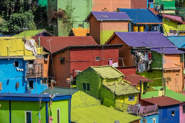 Coloridas casas pequeñas con ropa colgada afuera en un distrito suburbano