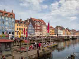 Foto gratuita coloridas fachadas de edificios a lo largo del canal de nyhavn en copenhague dinamarca