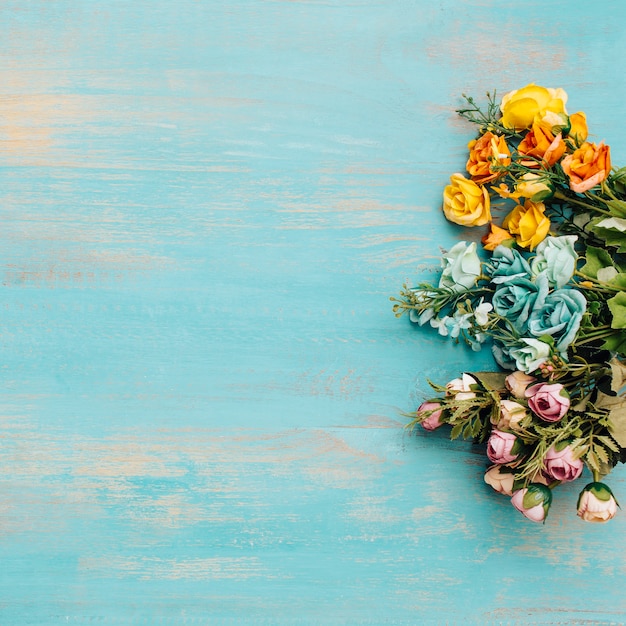 Foto gratuita coloridas flores con copia espacio para texto.