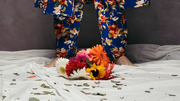 Foto gratuita coloridas flores de gerbera frente al pie del hombre.