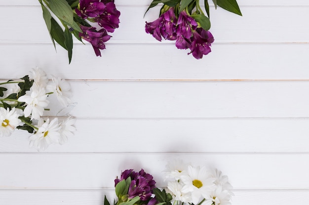 Coloridas flores en madera blanca