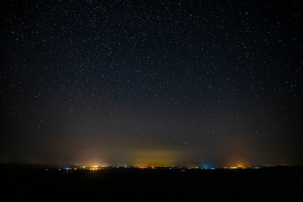 Coloridas luces del horizonte en el cielo