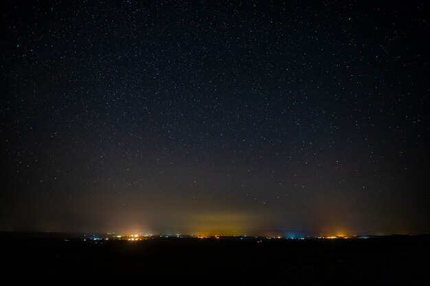 Coloridas luces del horizonte en el cielo