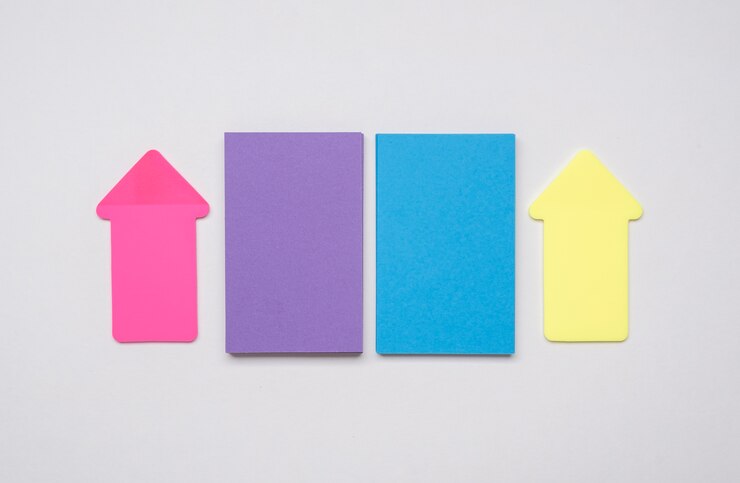 Foto gratuito coloridas tarjetas de visita corporativas y flechas