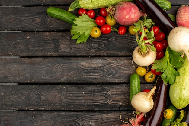 Coloridas verduras frescas en un piso de madera marrón