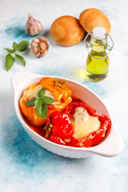 Colorido al horno con queso, pimientos rellenos con carne picada.