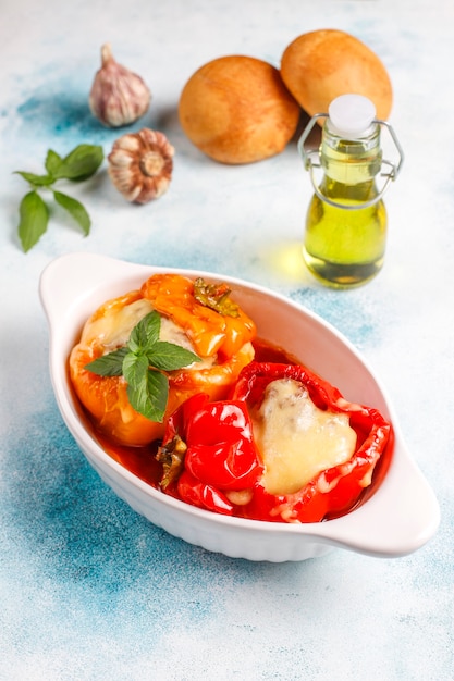 Colorido al horno con queso, pimientos rellenos con carne picada.