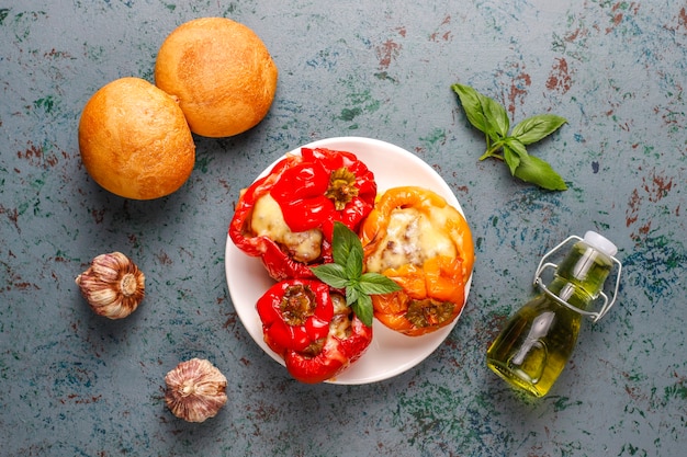 Foto gratuita colorido al horno con queso, pimientos rellenos con carne picada.