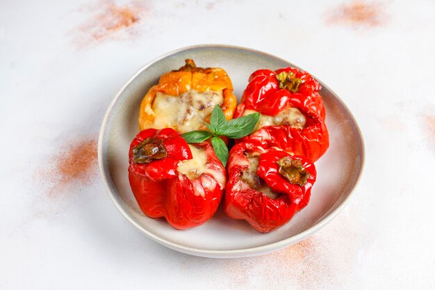 Colorido al horno con queso, pimientos rellenos con carne picada.