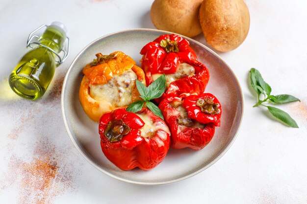 Colorido al horno con queso, pimientos rellenos con carne picada.