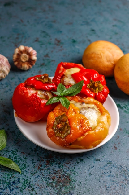 Colorido al horno con queso, pimientos rellenos con carne picada.