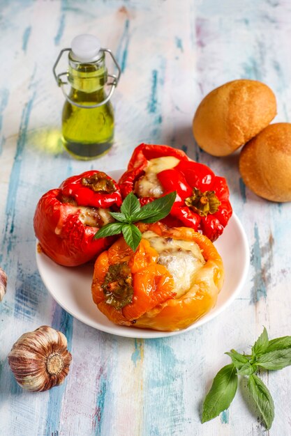 Foto gratuita colorido al horno con queso, pimientos rellenos con carne picada.