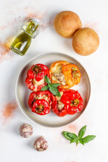 Colorido al horno con queso, pimientos rellenos con carne picada.