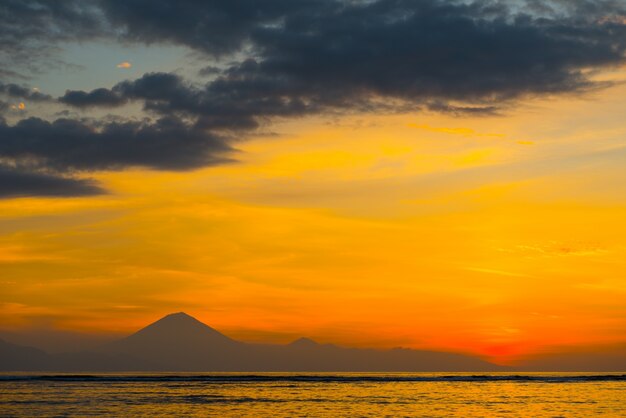 Colorido atardecer sobre Bali