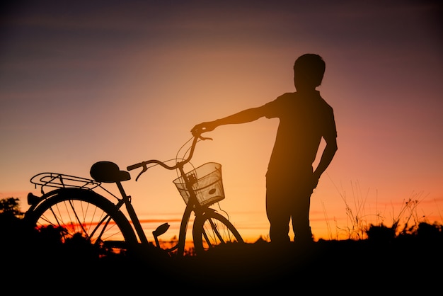 Colorido de ciclistas y siluetas de bicicleta.