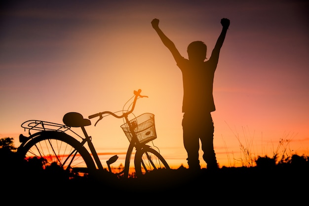 Colorido de ciclistas y siluetas de bicicleta.