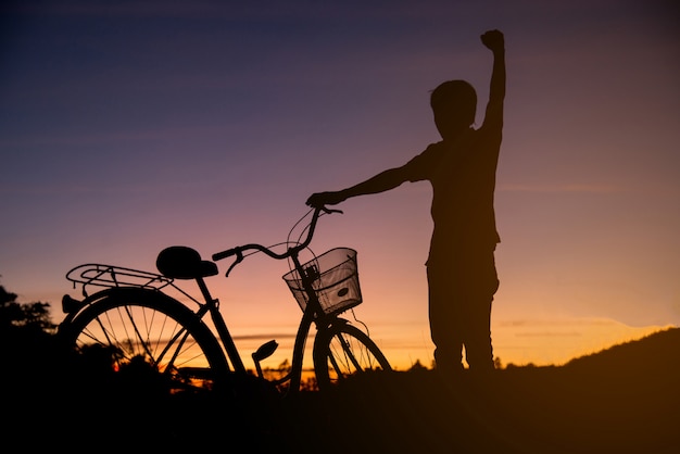 Colorido de ciclistas y siluetas de bicicleta.