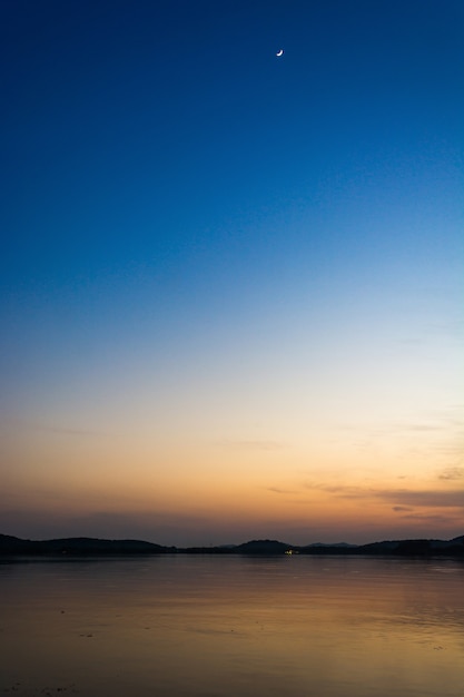 Colorido cielo al atardecer en el lago