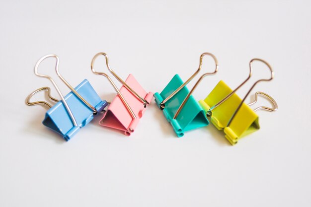 Colorido clips en blanco