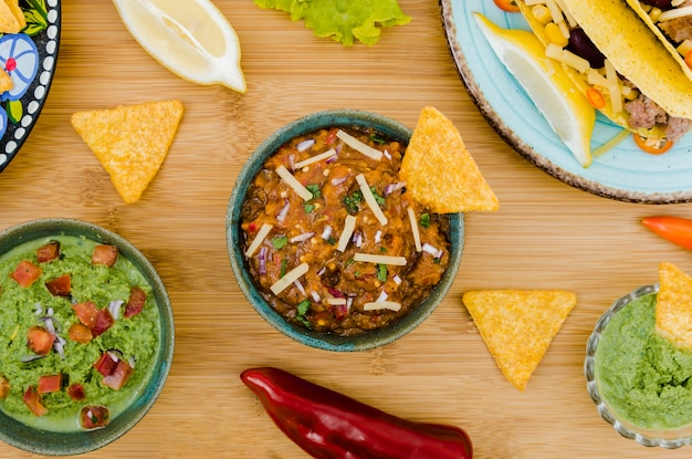 Colorido conjunto de comida mexicana.