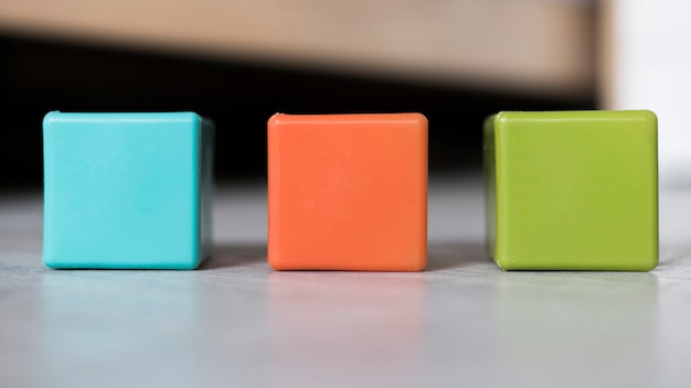 Colorido conjunto de cubos alineados en el piso