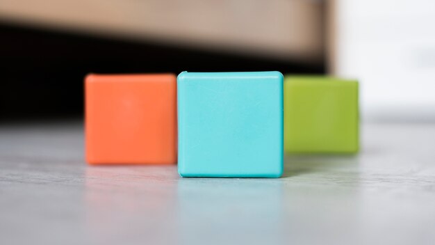 Colorido conjunto de cubos en el piso