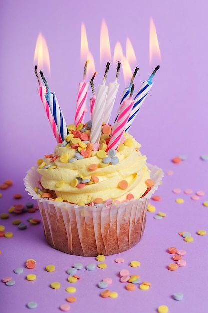 Colorido cupcake con velas