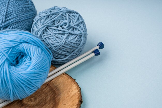 Colorido hilo de lana con agujas de ganchillo