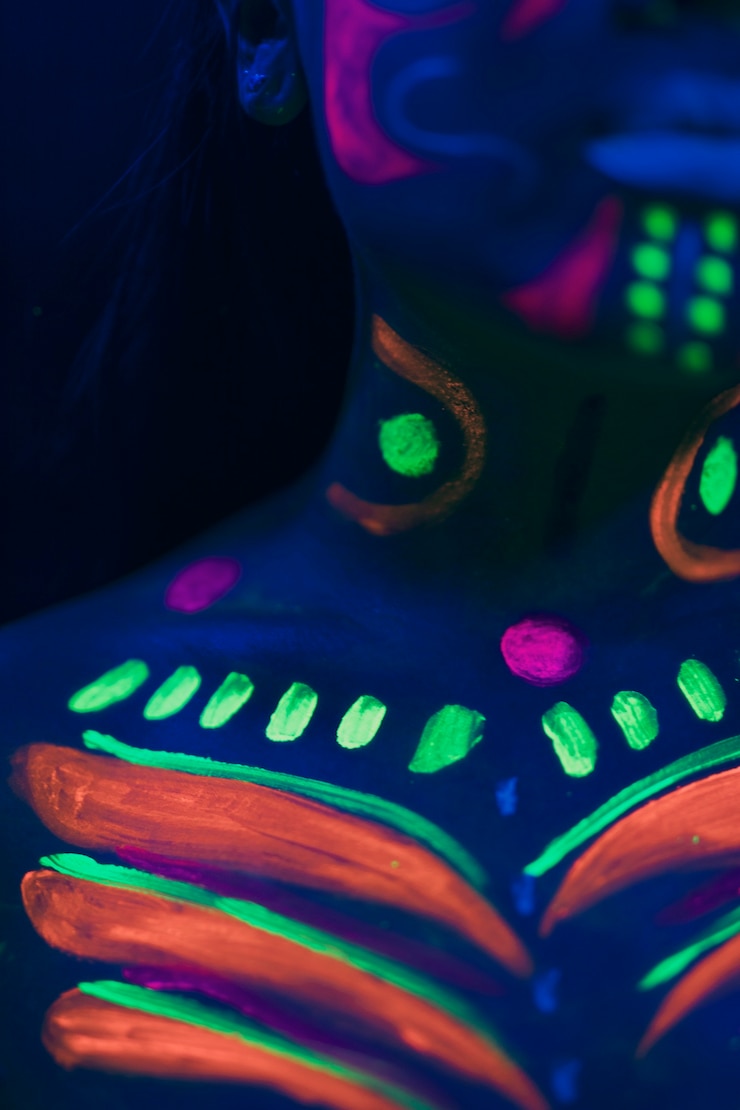 Foto gratuito colorido maquillaje fluorescente en el cuerpo de la mujer