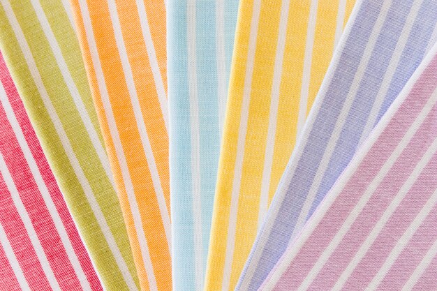 Colorido patrón de rayas dobladas sobre fondo de tela