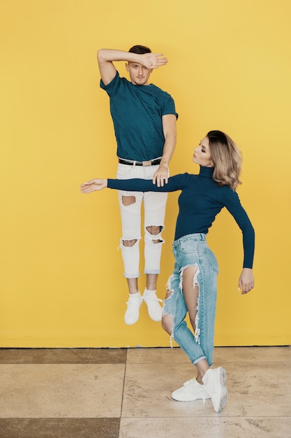 Foto gratuita colorido retrato de hombre y mujer en amarillo