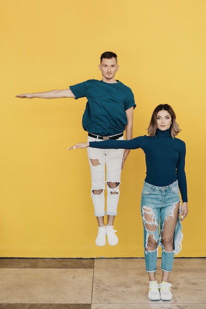 Foto gratuita colorido retrato de hombre y mujer en amarillo