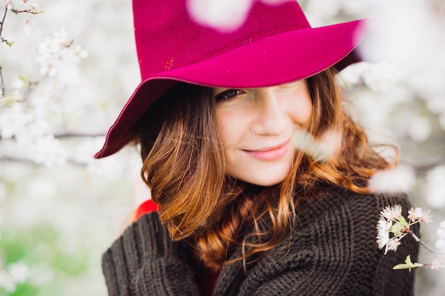 Foto gratuita colorido retrato de mujer impresionante en sombrero rojo