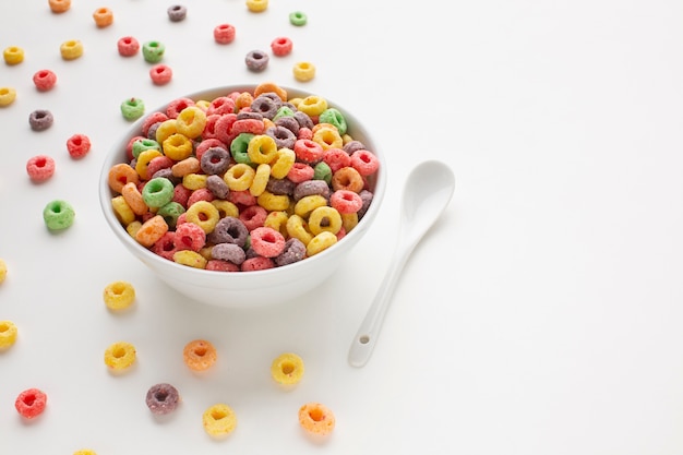 Colorido tazón de cereal con espacio de copia