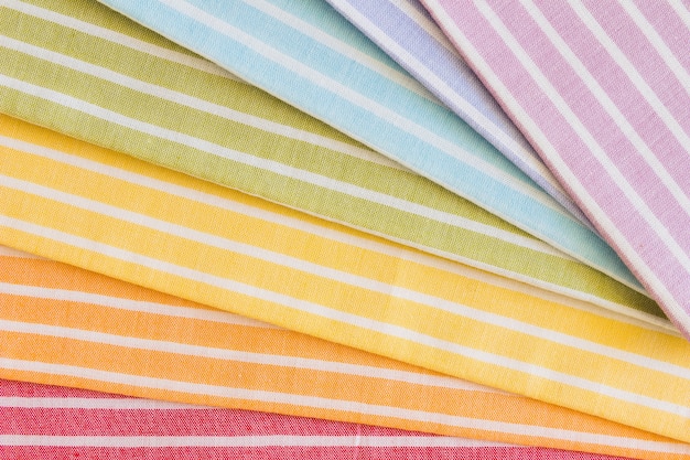 Foto gratuita colorido telón de fondo de tela de patrón de rayas dobladas
